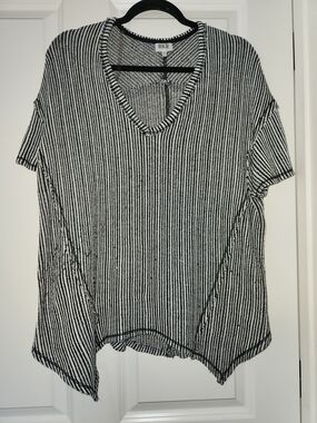 BKE Black & White Vertical Stripe V-Neck Short Sleeve Top